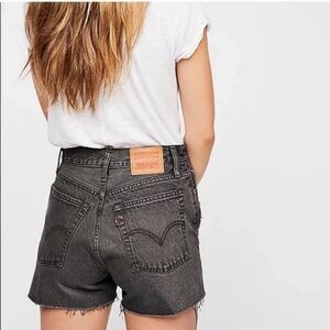 🖤LEVIS WEDGIE STRAIGHT CUT OFF JEAN SHORTS